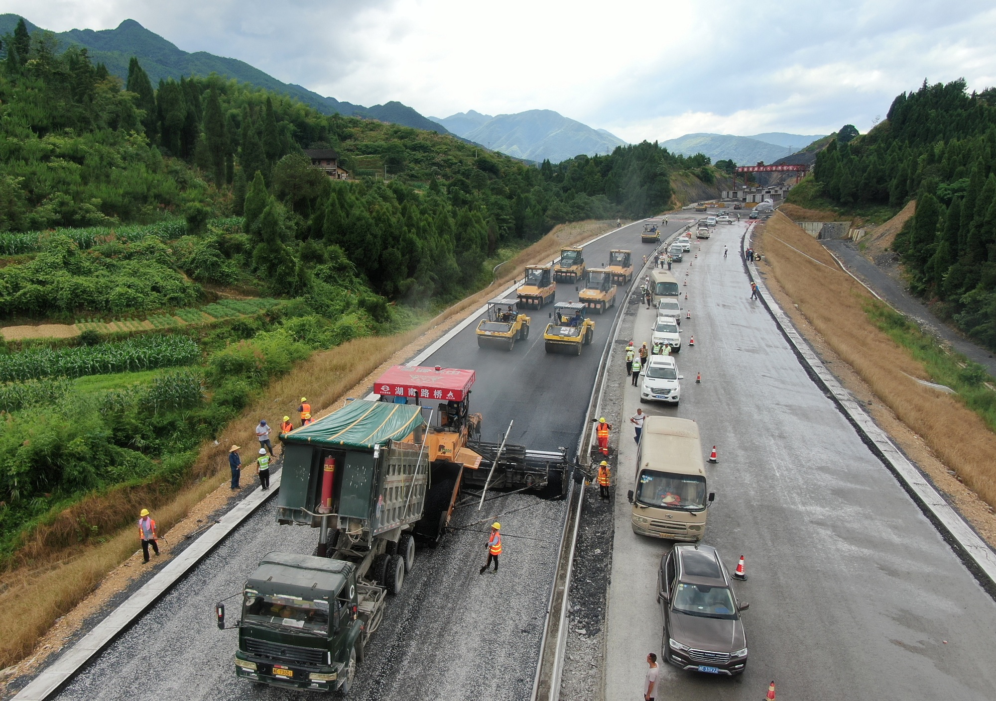 20200624111387.jpg 龙琅三标下面层试验段摊铺照片_副本.jpg