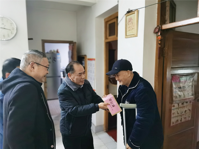 6��2��8����ʢϣο�ʵ�Ա����,�ּ��ж����ز���Ժ�ĸ�����_����_����.jpg