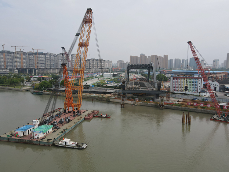 20220906898202.jpg 钢梁起吊.JPG