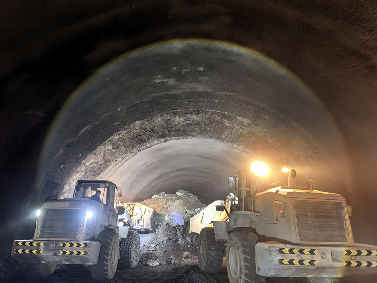 20250515107527.jpg 照片:兰永临2标徐顶山隧道入口至斜井段双线意会_副本.jpg